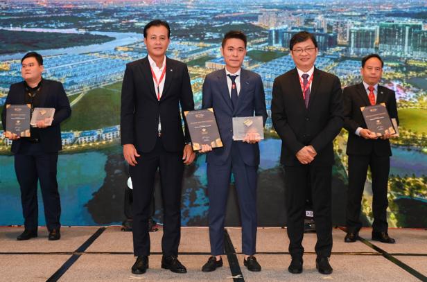 Vinhomes đạt Top 10 chủ đầu tư hàng đầu Việt Nam tại BCI Asia Awards 2023 - Ảnh 1.