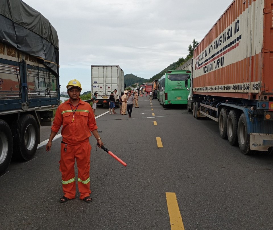 Ít nhất 5 người thương vong trong vụ tai nạn cao tốc La Sơn – Túy Loan - Ảnh 3.