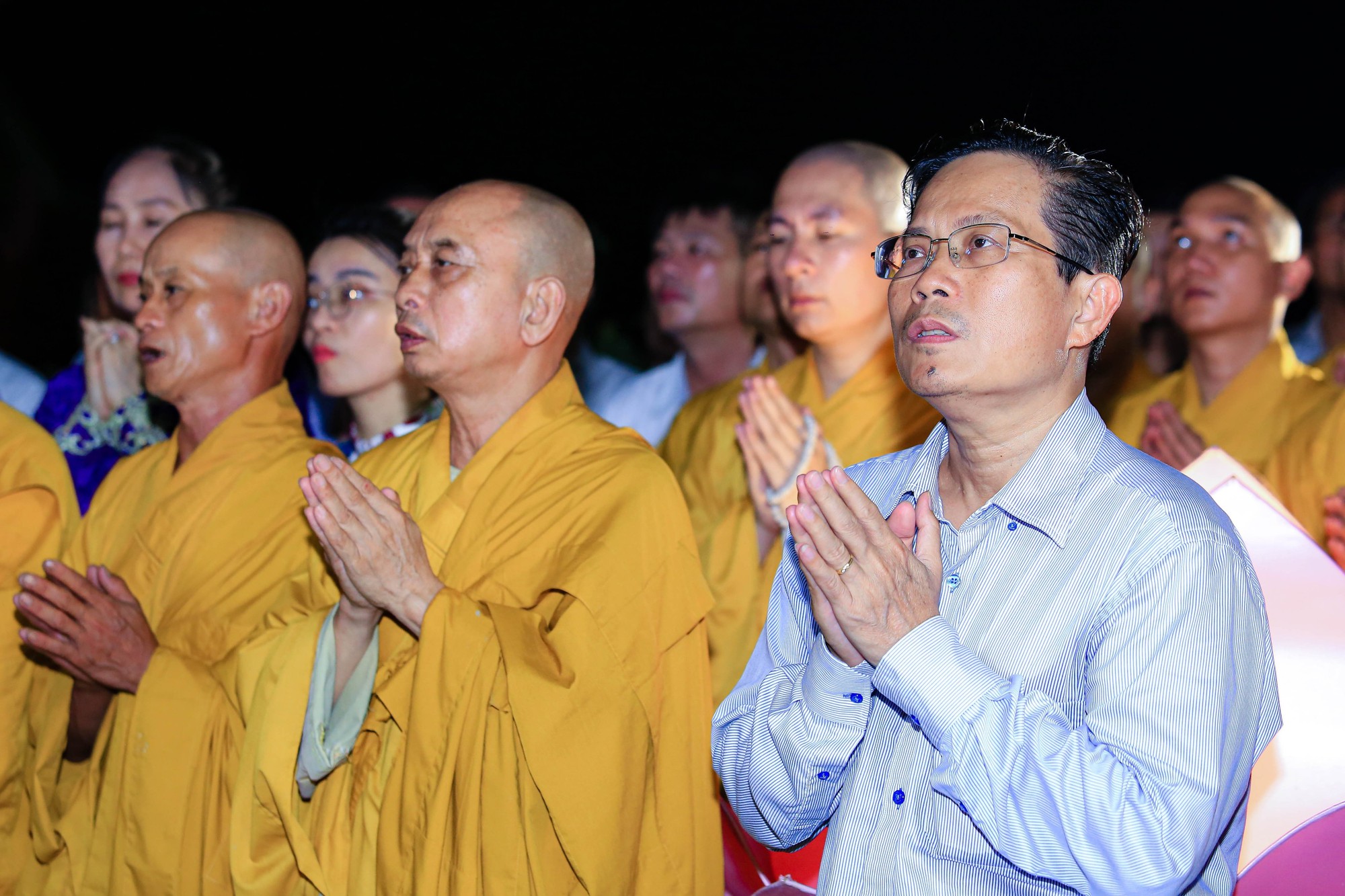 Đại lễ Phật đản, thắp nến cầu nguyện hòa bình tại chùa Đại Tuệ - Ảnh 8.