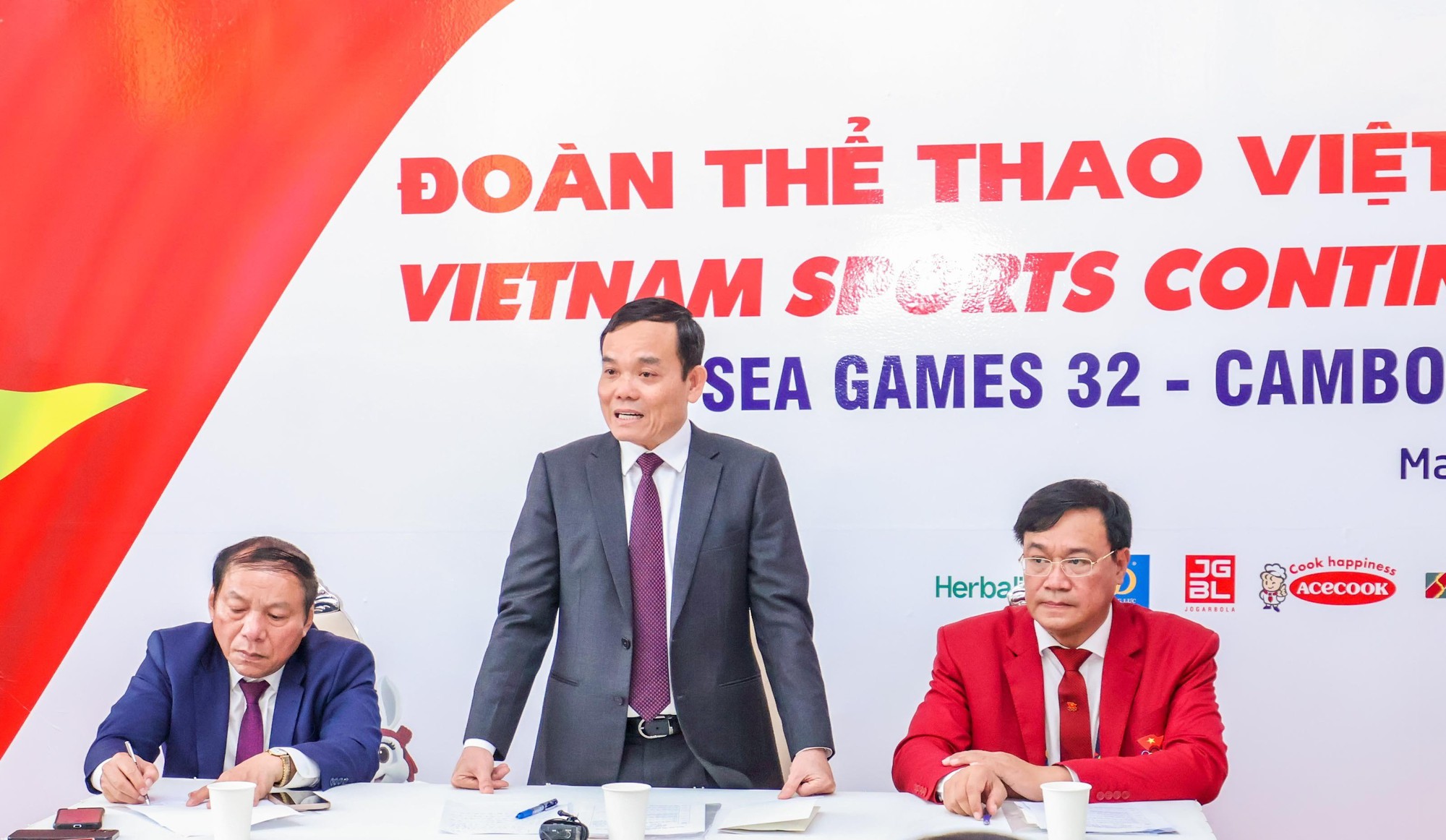 Vice Premier Tran Luu Quang visits the Vietnamese sports delegation at ...