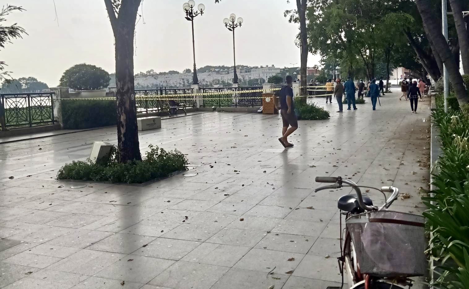 Bình Dương: Đang đi bộ, người dân phát hiện điều khó tin dưới sông - Ảnh 1. Bình Dương: Đang đi bộ, người dân phát hiện điều khó tin dưới sông - Ảnh 1.