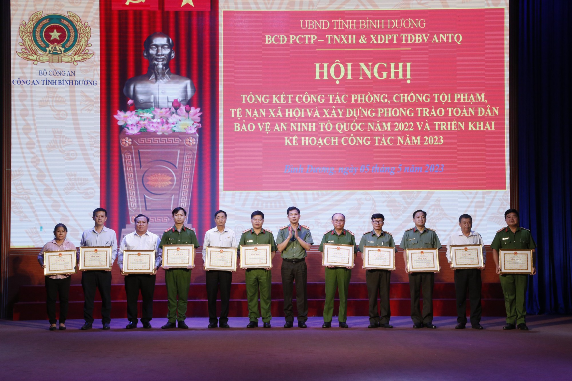 Tân Giám đốc Công an tỉnh Bình Dương nói về tình hình an ninh trật tự - Ảnh 4. Tân Giám đốc Công an tỉnh Bình Dương nói về tình hình an ninh trật tự - Ảnh 4.
