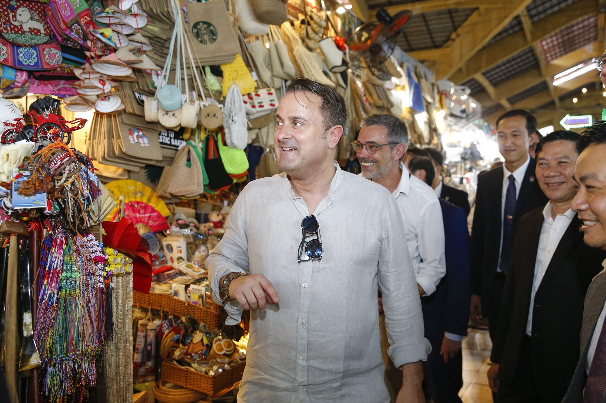 Thủ tướng Luxembourg dạo chợ Bến Thành - Ảnh 4.