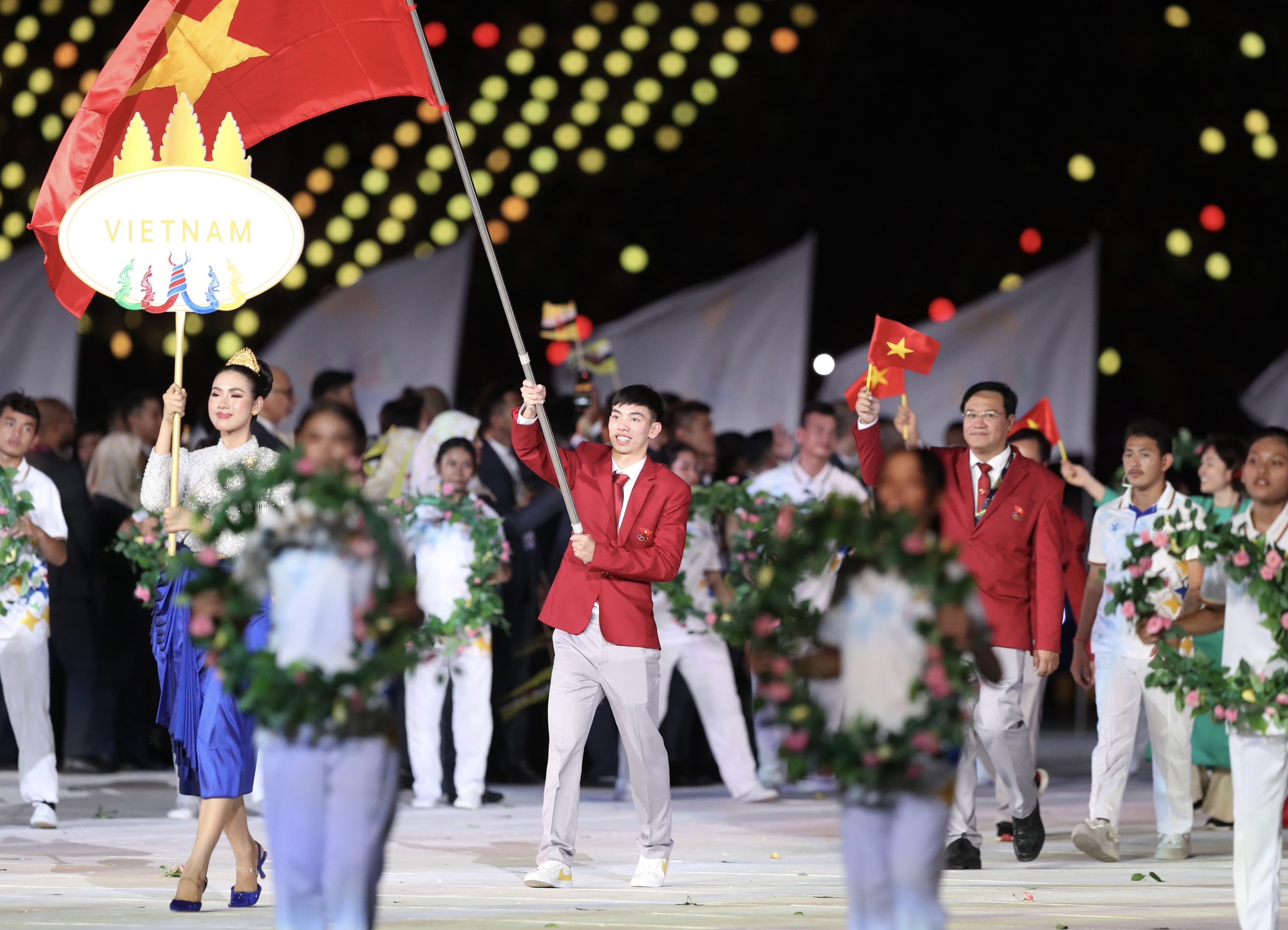 Khai mạc SEA Games 32, kình ngư Huy Hoàng dẫn đầu đoàn Việt Nam - Ảnh 13.