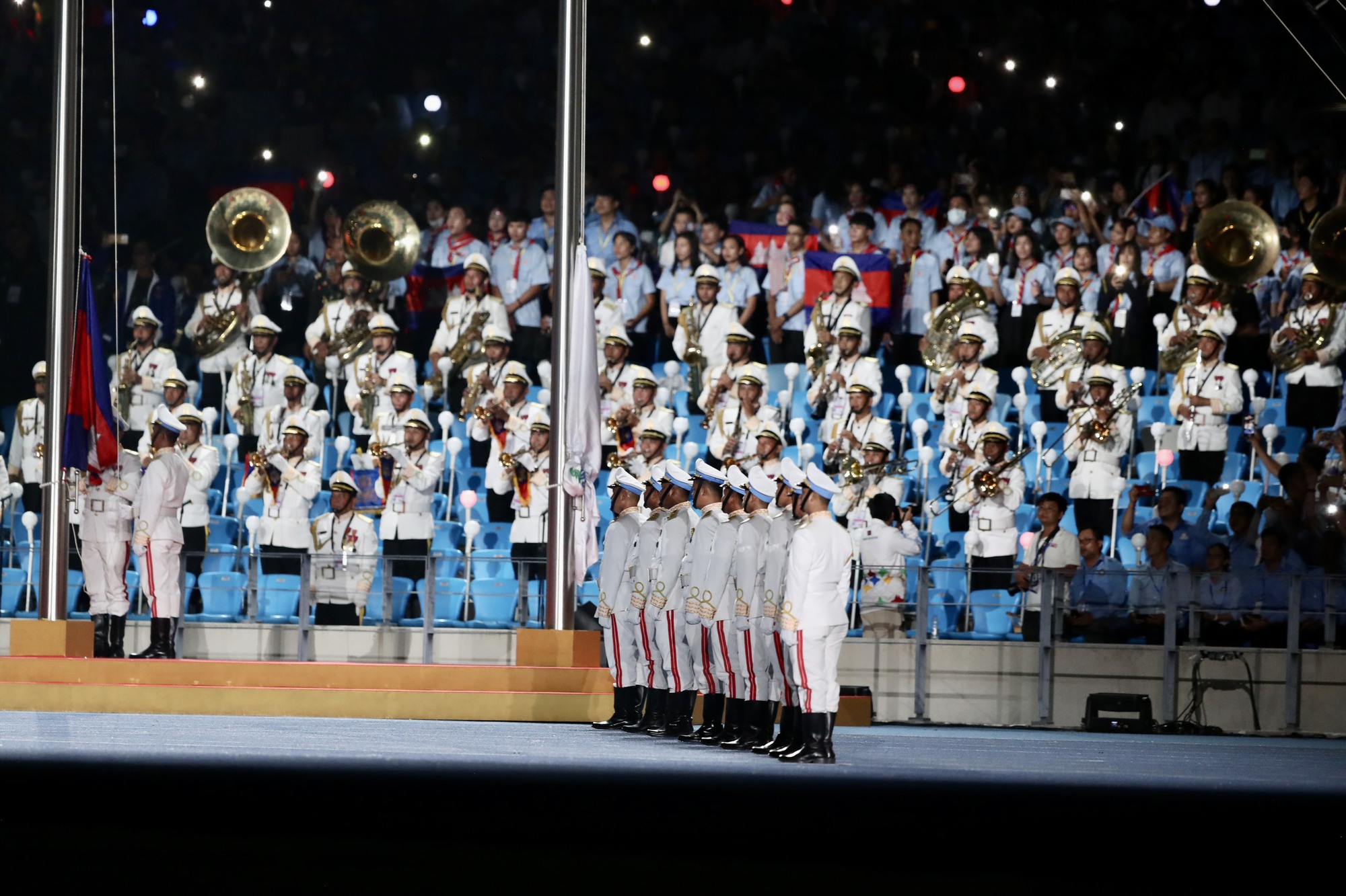 Khai mạc SEA Games 32, kình ngư Huy Hoàng dẫn đầu đoàn Việt Nam - Ảnh 1.