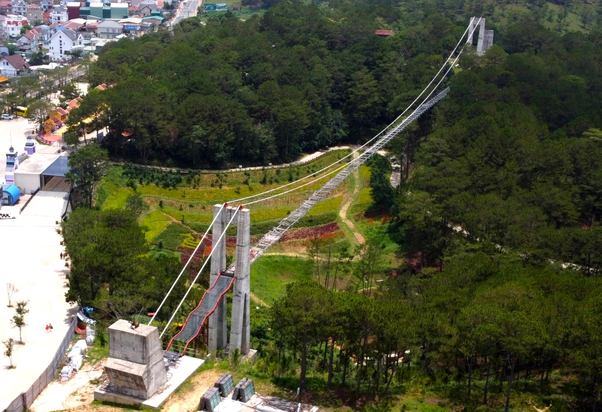 Hiện trạng cầu đáy kính trong Thung Lũng Tình Yêu sau 3 năm nằm chờ giấy phép - Ảnh 4.