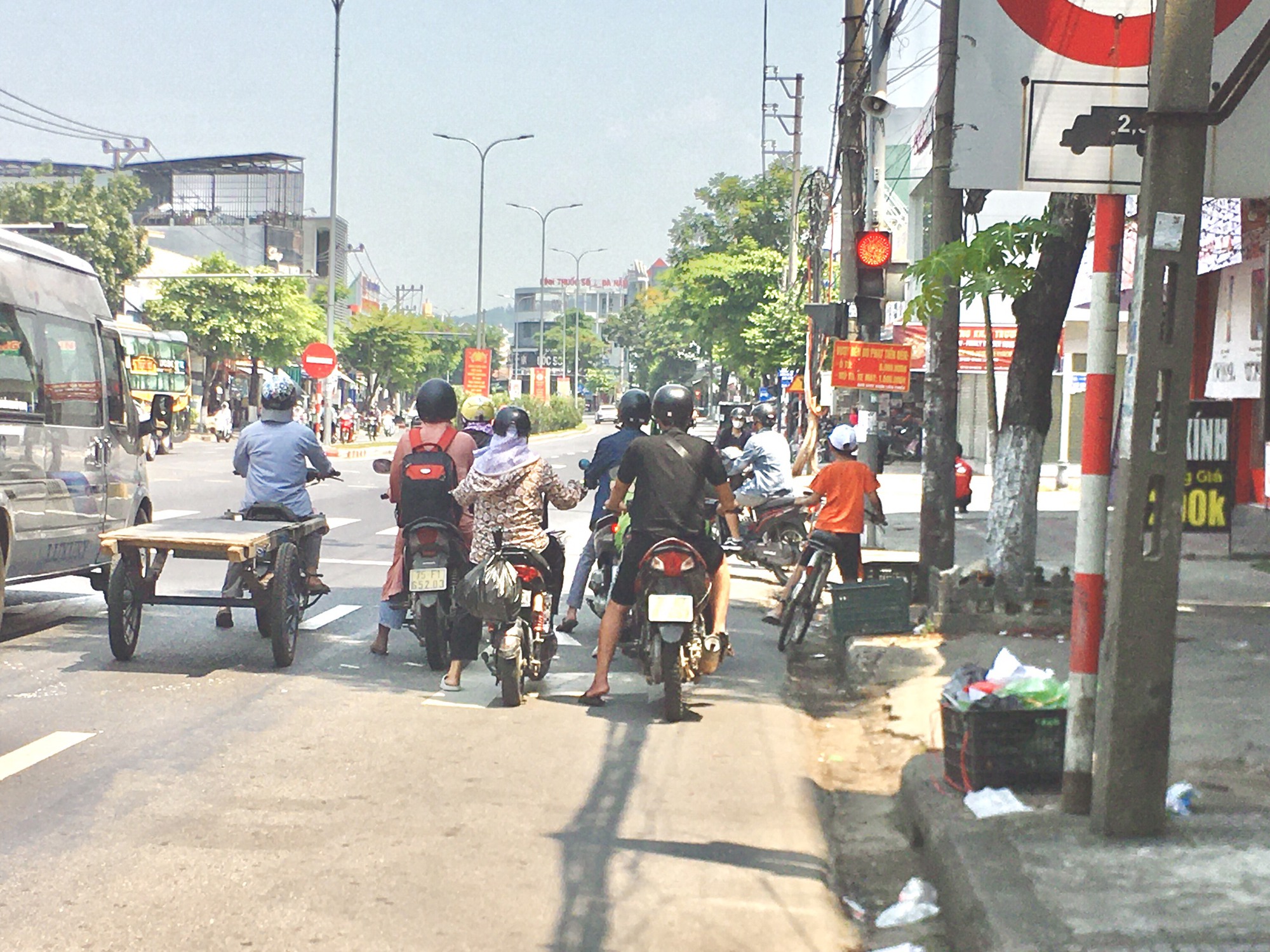 Giấc ngủ vội dưới gầm cầu, loay hoay chống nóng ở Đà Nẵng - Ảnh 1.