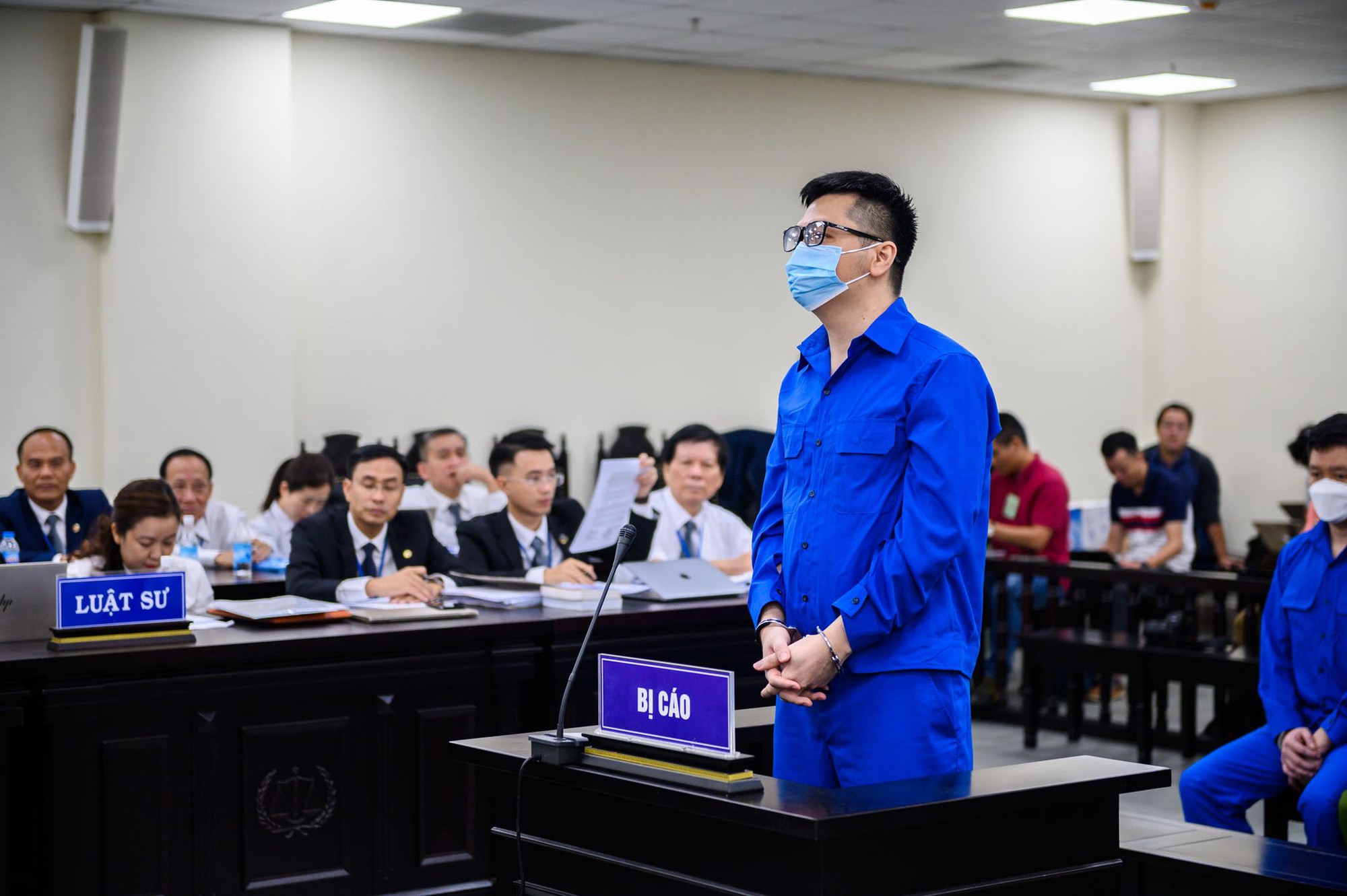 Chủ tịch Louis Holdings phủ nhận thao túng chứng khoán để thu lợi 152 tỉ đồng - Ảnh 2. Chủ tịch Louis Holdings phủ nhận thao túng chứng khoán để thu lợi 152 tỉ đồng - Ảnh 2.