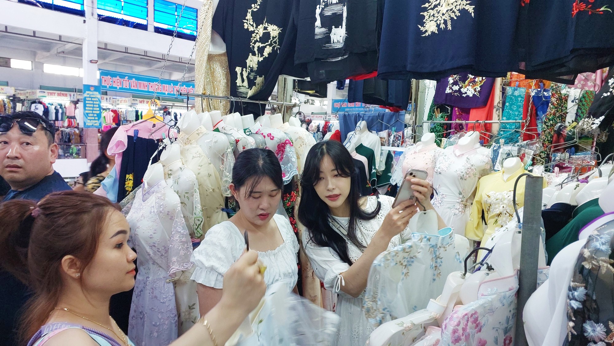 Chợ nước ngoài tại Đà Nẵng đón hàng ngàn khách du lịch mỗi ngày - Ảnh 8.