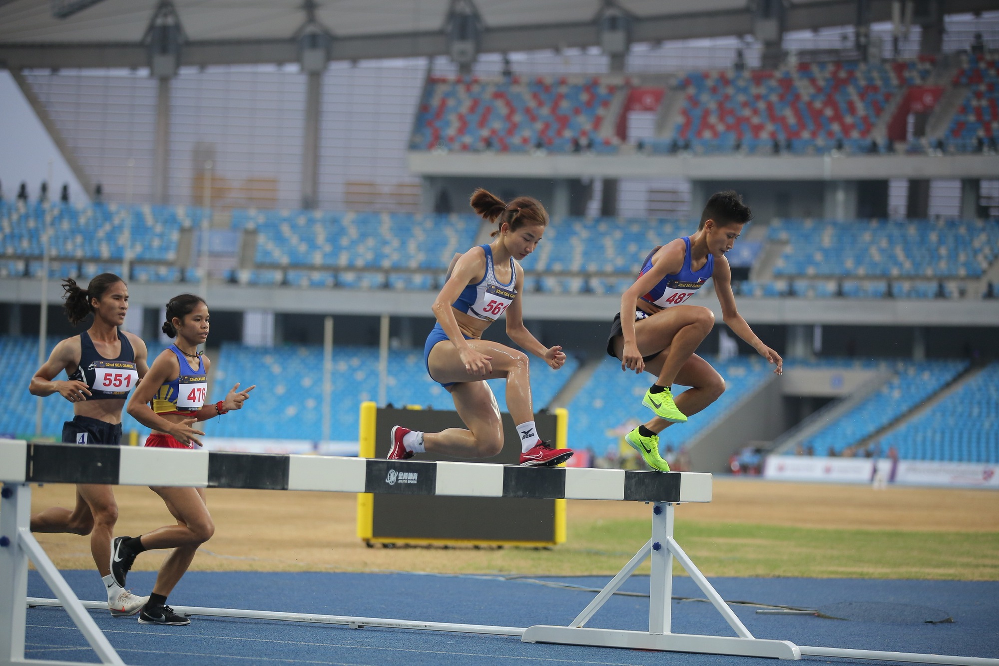 Siêu nhân Nguyễn Thị Oanh gây chấn động đường chạy SEA Games - Ảnh 3.