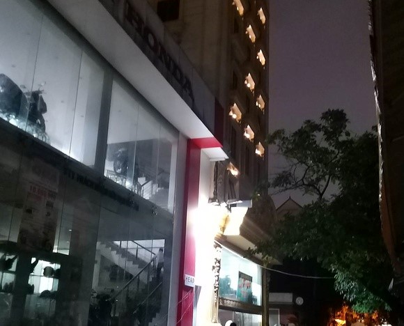 Rơi từ tầng 10 xuống đất, bé gái 5 tuổi tử vong - Ảnh 1.