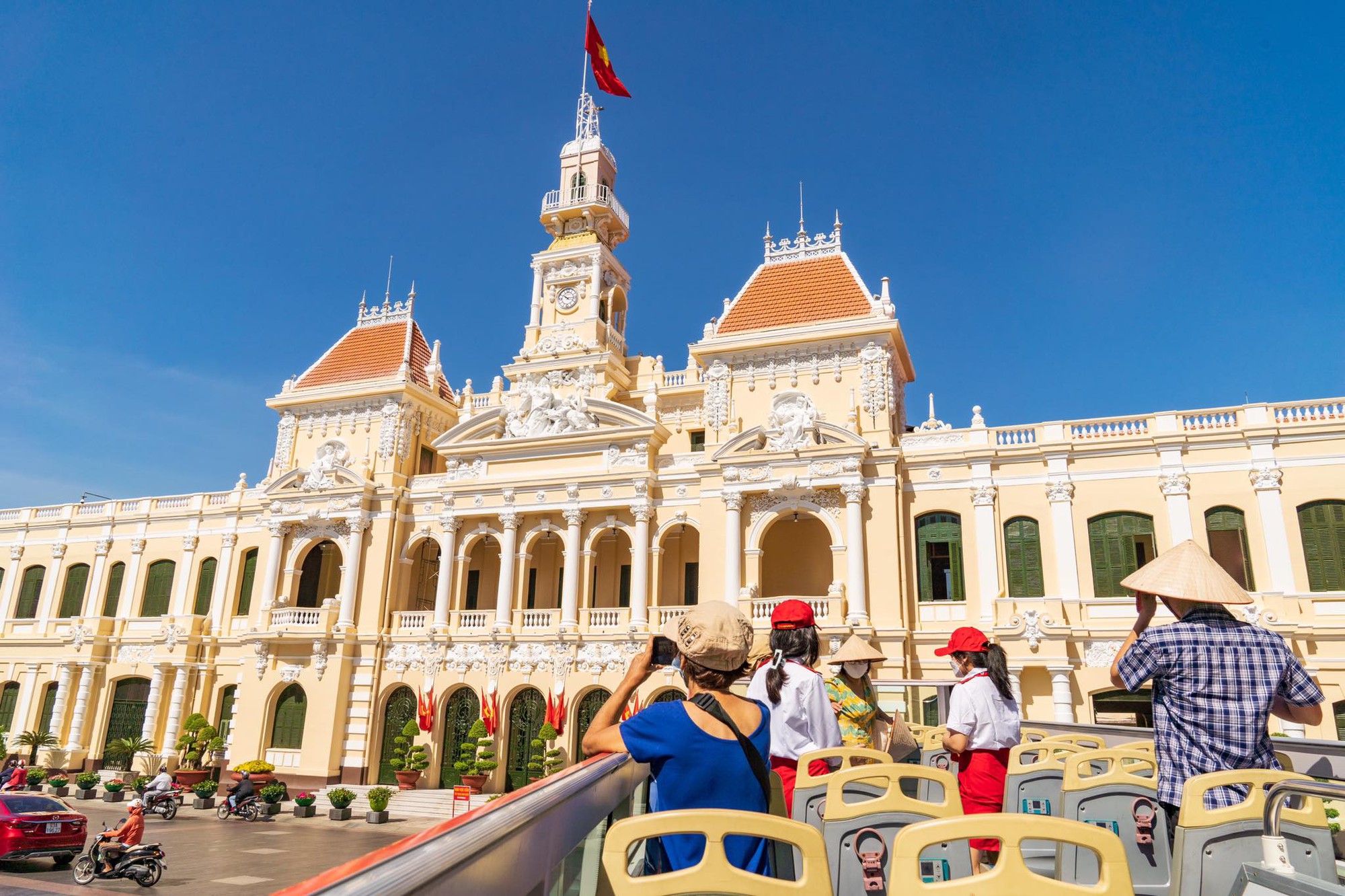 Xe buýt 2 tầng City Sightseeing có gì đặc biệt mà hàng ngàn người dân xếp hàng trải nghiệm? - Ảnh 5.