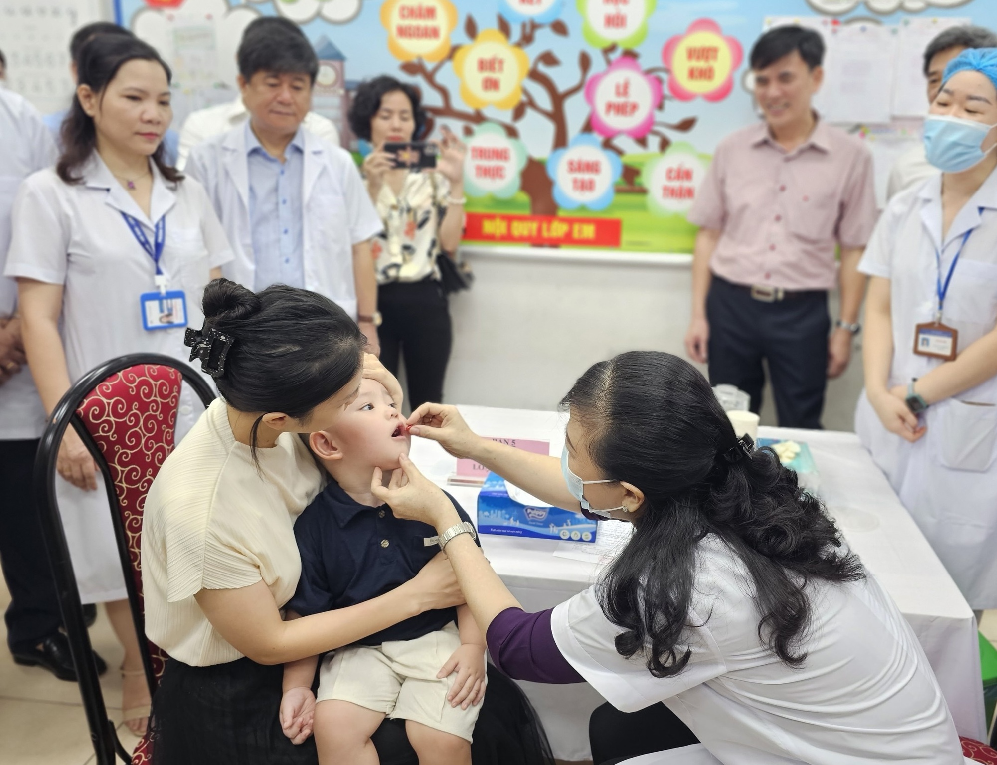 Bộ trưởng Bộ Y tế cho trẻ uống vitamin A liều cao - Báo Người lao động