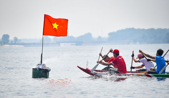 CUỘC THI ẢNH THIÊNG LIÊNG CỜ TỔ QUỐC: Trong sắc thắm màu cờ - Ảnh 5.