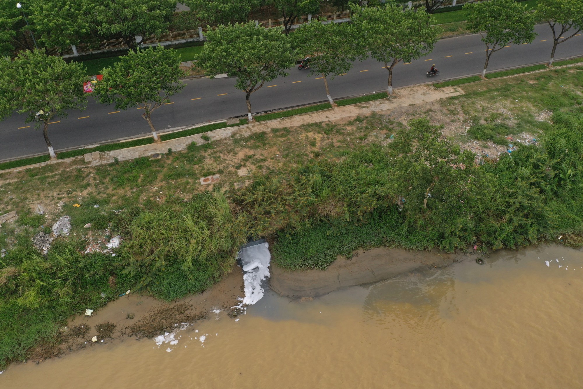 CLIP: Kinh hoàng nước thải đen ngòm đổ ra sông ở Đà Nẵng - Ảnh 9.