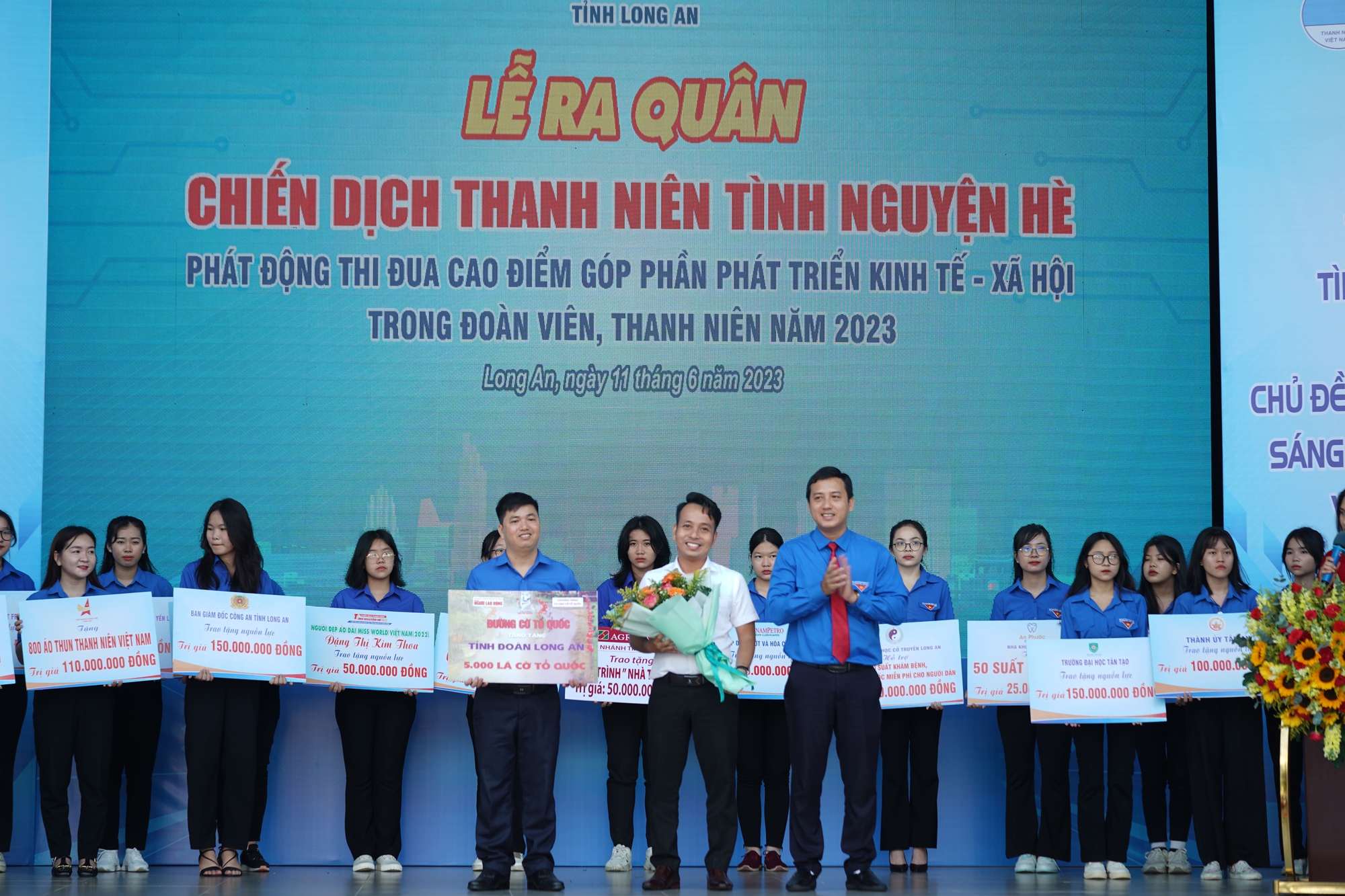 5.000 lá cờ Tổ quốc đến với Long An - Ảnh 6.