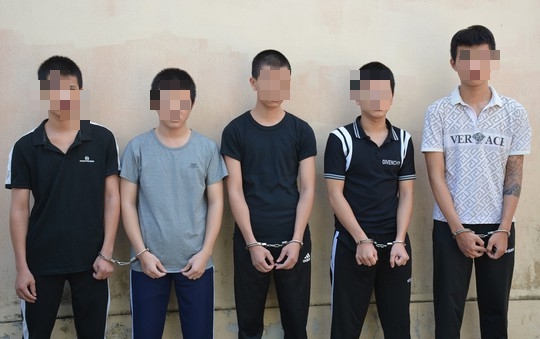 5 thanh thiếu niên bắt người trái pháp luật