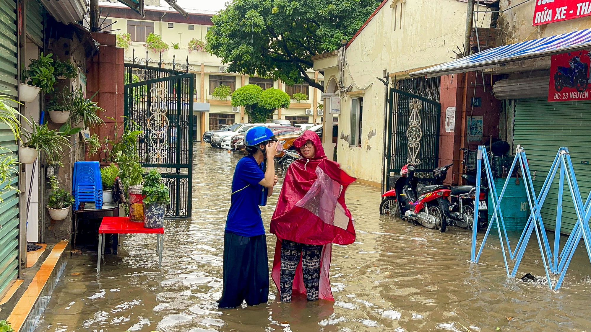 Hà Nội đón cơn mưa giải nhiệt bất chợt khiến nhiều tuyến phố ngập sâu - Ảnh 9.