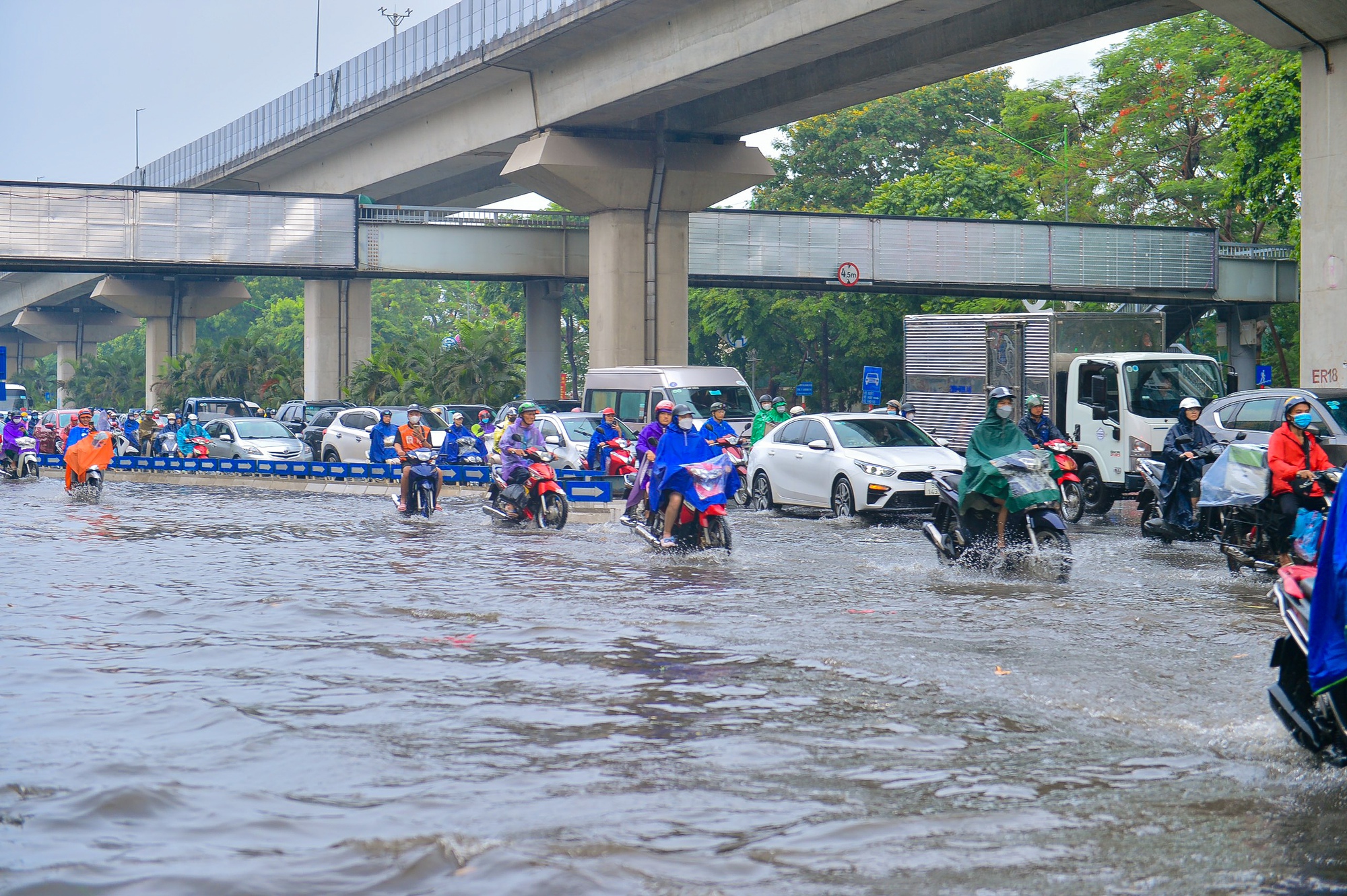 Hà Nội đón cơn mưa giải nhiệt bất chợt khiến nhiều tuyến phố ngập sâu - Ảnh 5.