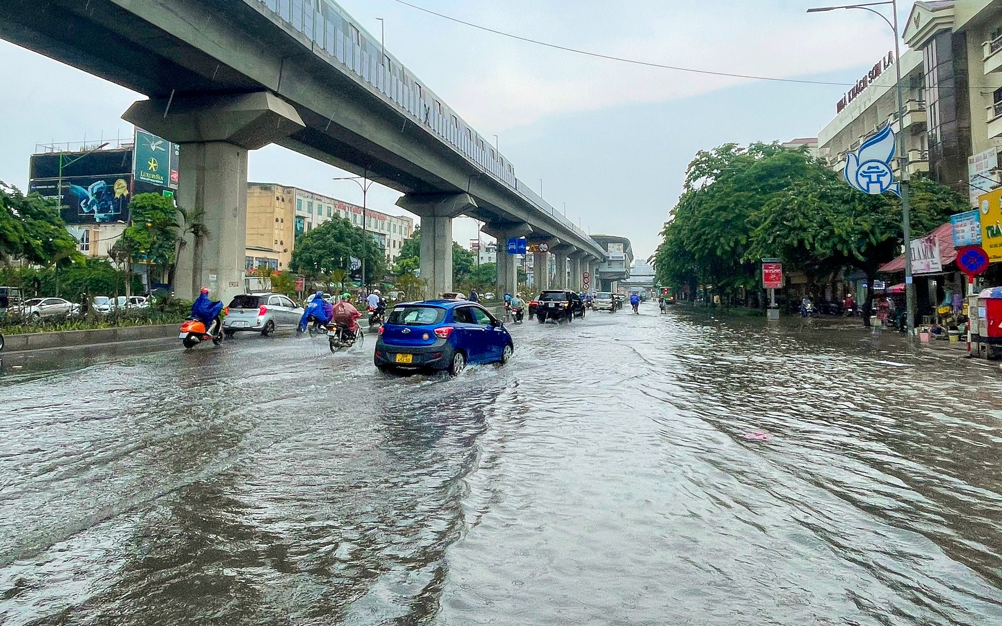 Hà Nội đón cơn mưa giải nhiệt bất chợt khiến nhiều tuyến phố ngập sâu - Ảnh 4.