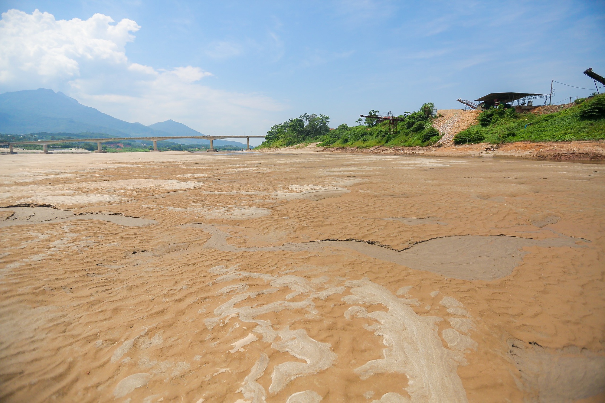 Sông Đà cạn trơ đáy, người dân khóc ròng nhìn cá dần chết khô - Ảnh 16.