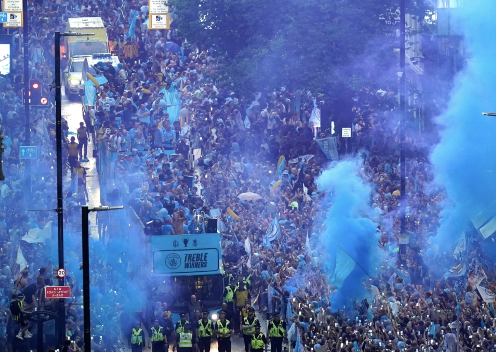 Man City diễu hành mừng công, 100.000 CĐV đội mưa đón cúp - Ảnh 11.