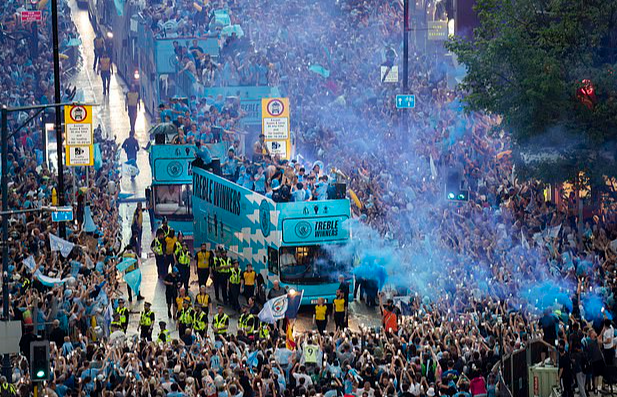 Man City diễu hành mừng công, 100.000 CĐV đội mưa đón cúp - Ảnh 5.