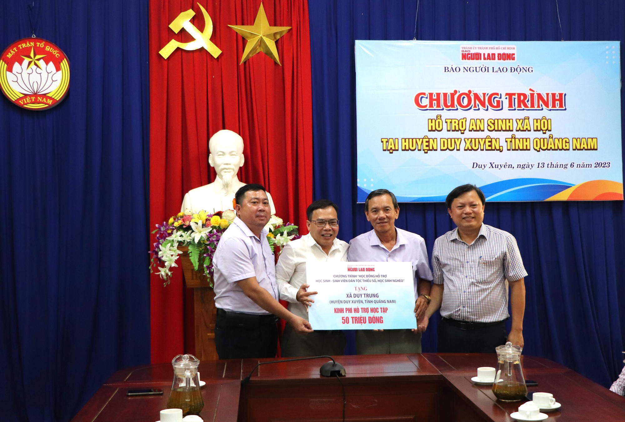 Cờ Tổ quốc, học bổng và quà đến với tỉnh Quảng Nam - Ảnh 2. Cờ Tổ quốc, học bổng và quà đến với tỉnh Quảng Nam - Ảnh 2.