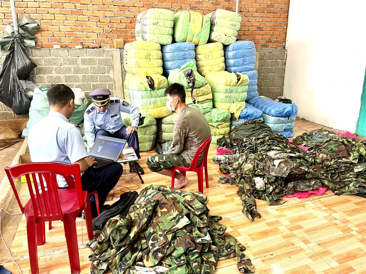 Đến lượt Đắk Lắk phát hiện hơn 1.200 bộ quần áo rằn ri là hàng lậu - Ảnh 2.