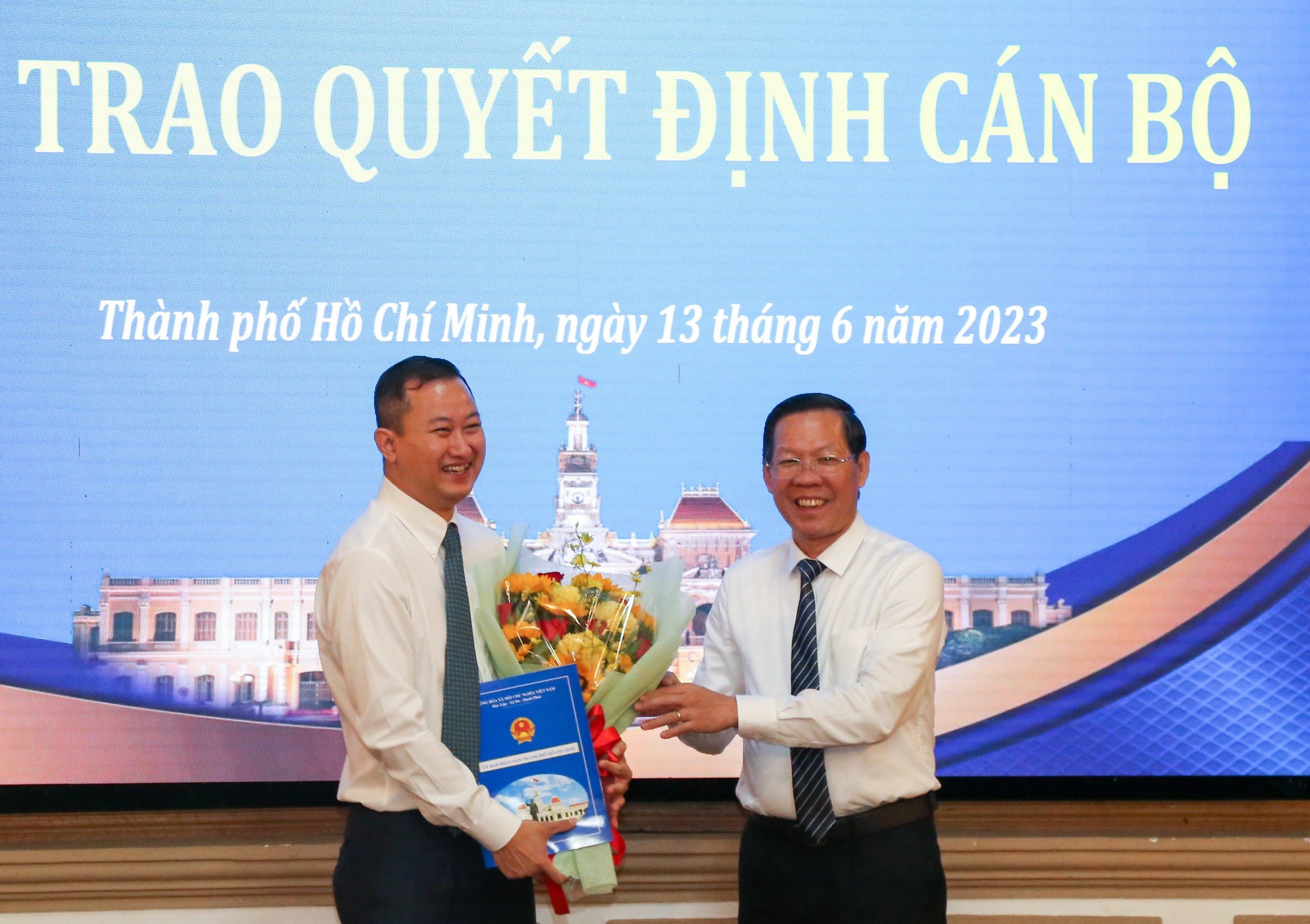 Chủ tịch UBND TP HCM trao quyết định nhân sự - Ảnh 1. Chủ tịch UBND TP HCM trao quyết định nhân sự - Ảnh 1.