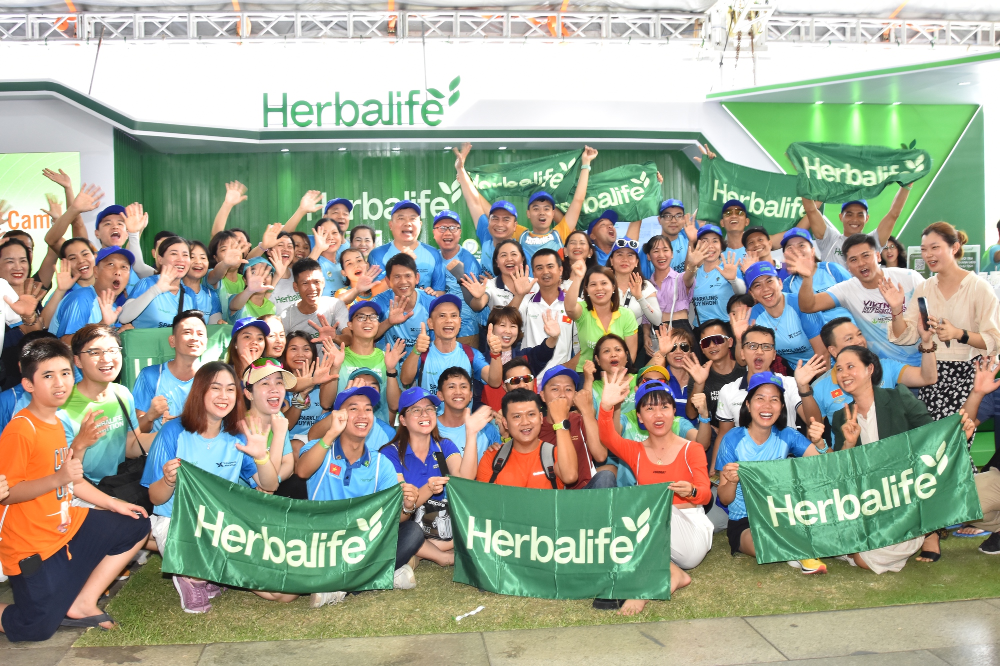 ក្រុមហ៊ុន Herbalife Vietnam ឧបត្ថម្ភអាហារូបត្ថម្ភសម្រាប់កម្មវិធី VnExpress Marathon Sparkling Quy Nhon 2023 - រូបថត ១. Herbalife Việt Nam tài trợ dinh dưỡng cho VnExpress Marathon Sparkling Quy Nhơn 2023 - Ảnh 1.