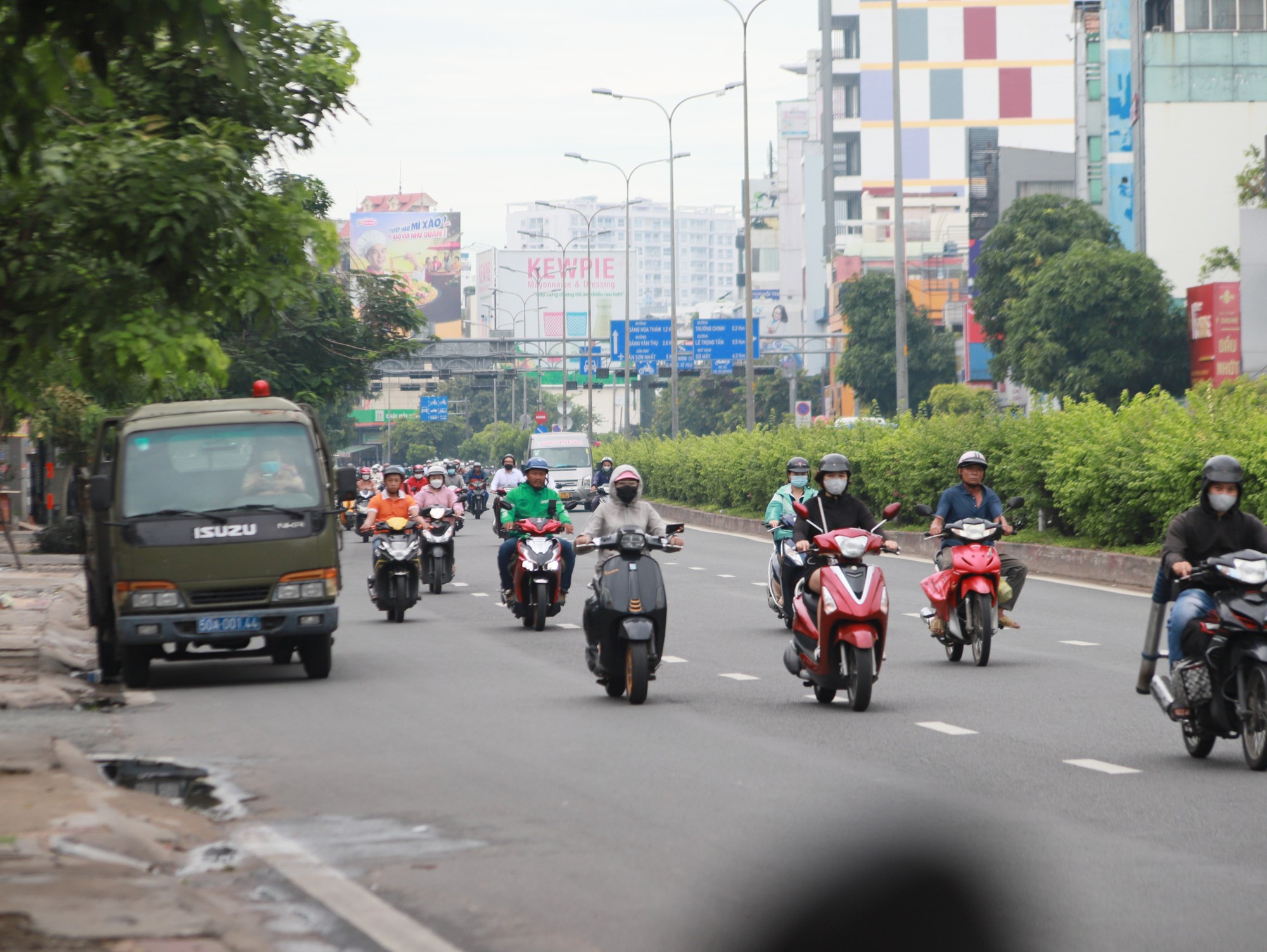 Hình ảnh lạ trên đường Cộng Hoà - Ảnh 3.