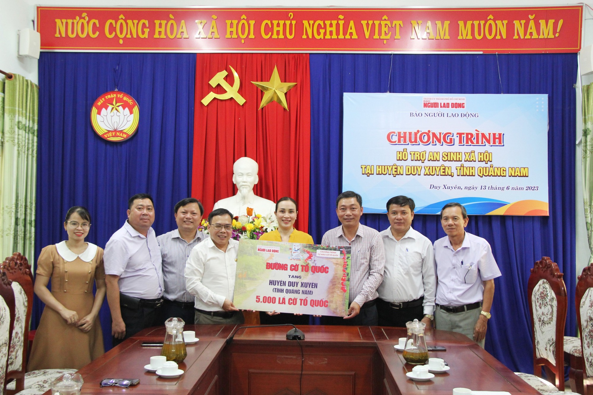 Cờ Tổ quốc, học bổng và quà đến với tỉnh Quảng Nam - Ảnh 3. Cờ Tổ quốc, học bổng và quà đến với tỉnh Quảng Nam - Ảnh 3.
