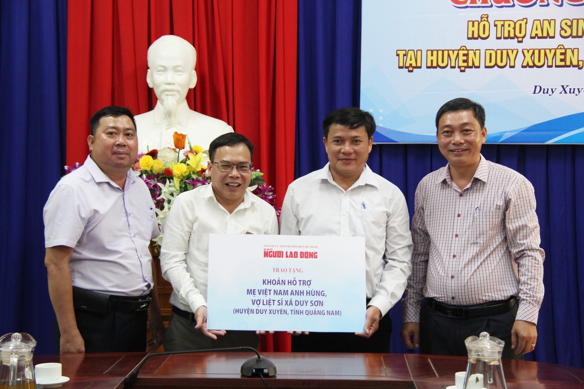 Cờ Tổ quốc, học bổng và quà đến với tỉnh Quảng Nam - Ảnh 1. Cờ Tổ quốc, học bổng và quà đến với tỉnh Quảng Nam - Ảnh 1.