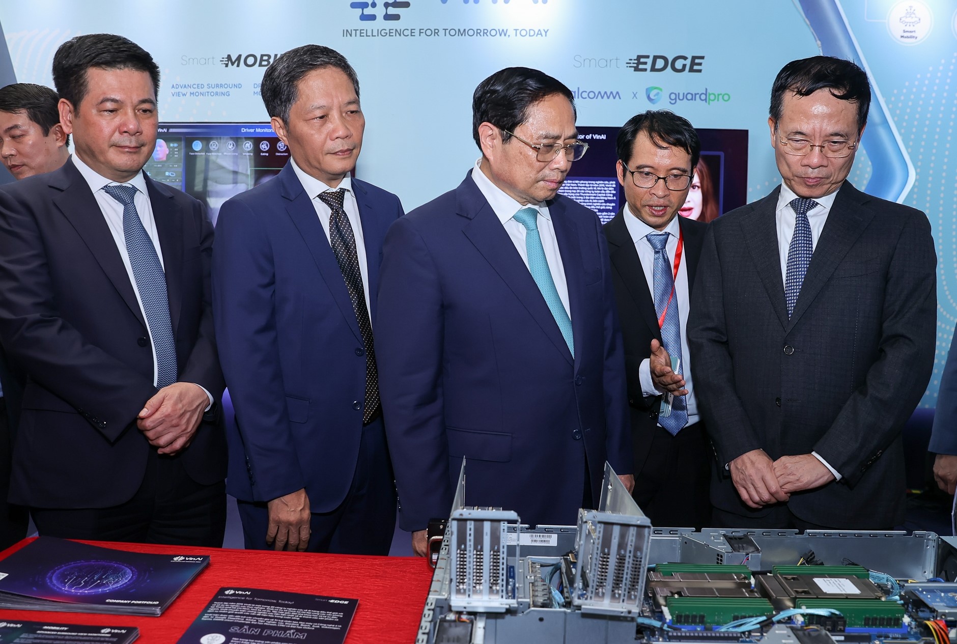 Promoting digital transformation and green transformation - Image 1. Đẩy mạnh chuyển đổi số và chuyển đổi xanh - Ảnh 1.