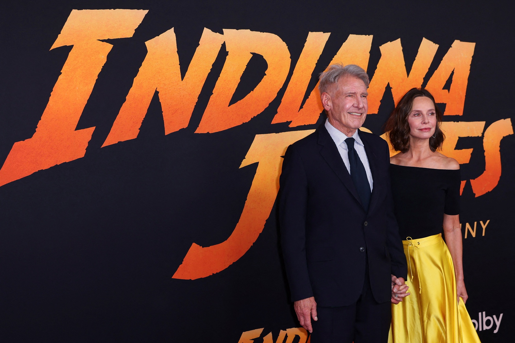 Ở tuổi 80, Harrison Ford vẫn sánh đôi cùng vợ trên thảm đỏ - Ảnh 2.