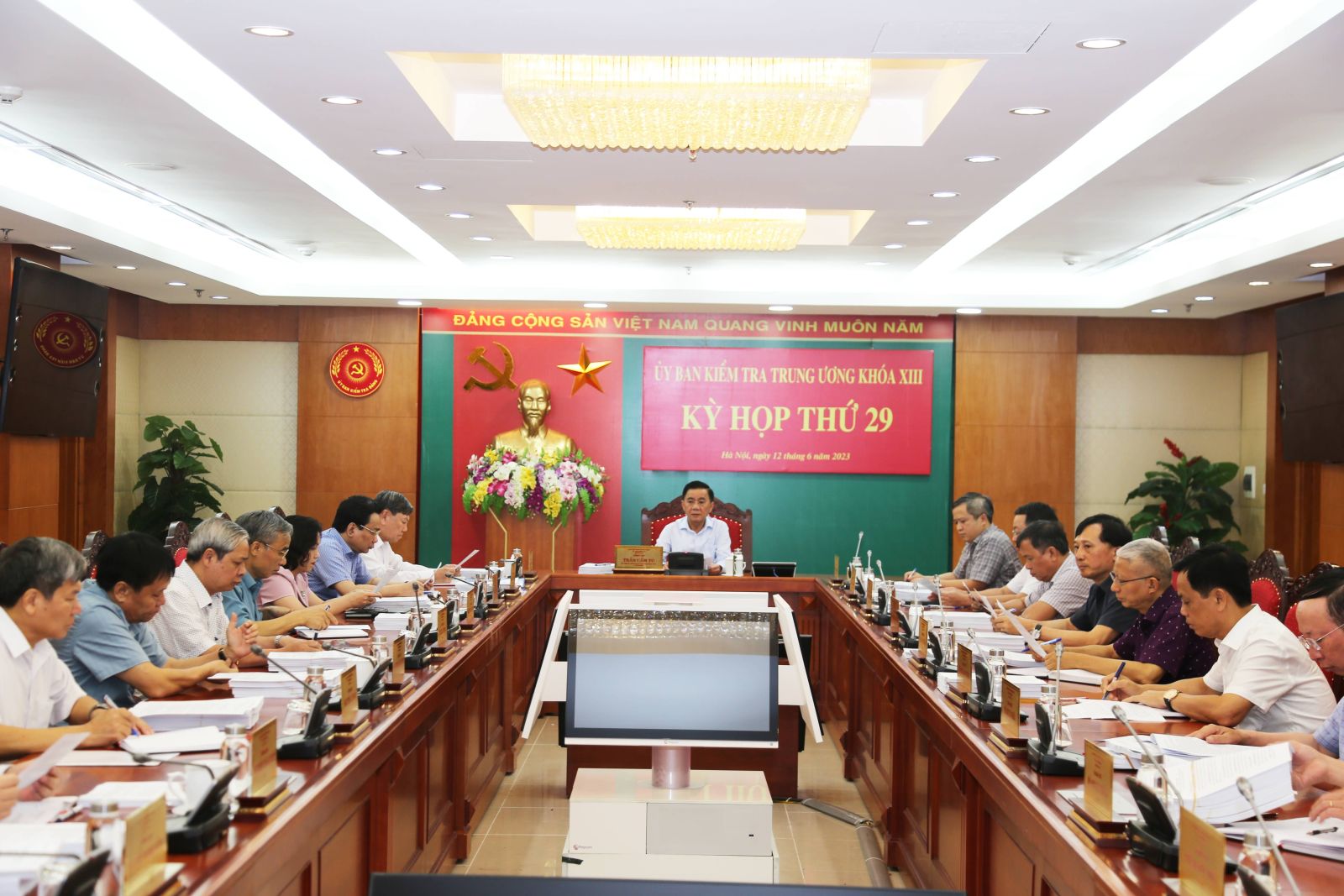 Liên quan FLC, AIC: Ủy ban Kiểm tra Trung ương yêu cầu Thanh Hóa xử lý kỷ luật tổ chức, cá nhân - Ảnh 1. Liên quan FLC, AIC: Ủy ban Kiểm tra Trung ương yêu cầu Thanh Hóa xử lý kỷ luật tổ chức, cá nhân - Ảnh 1.