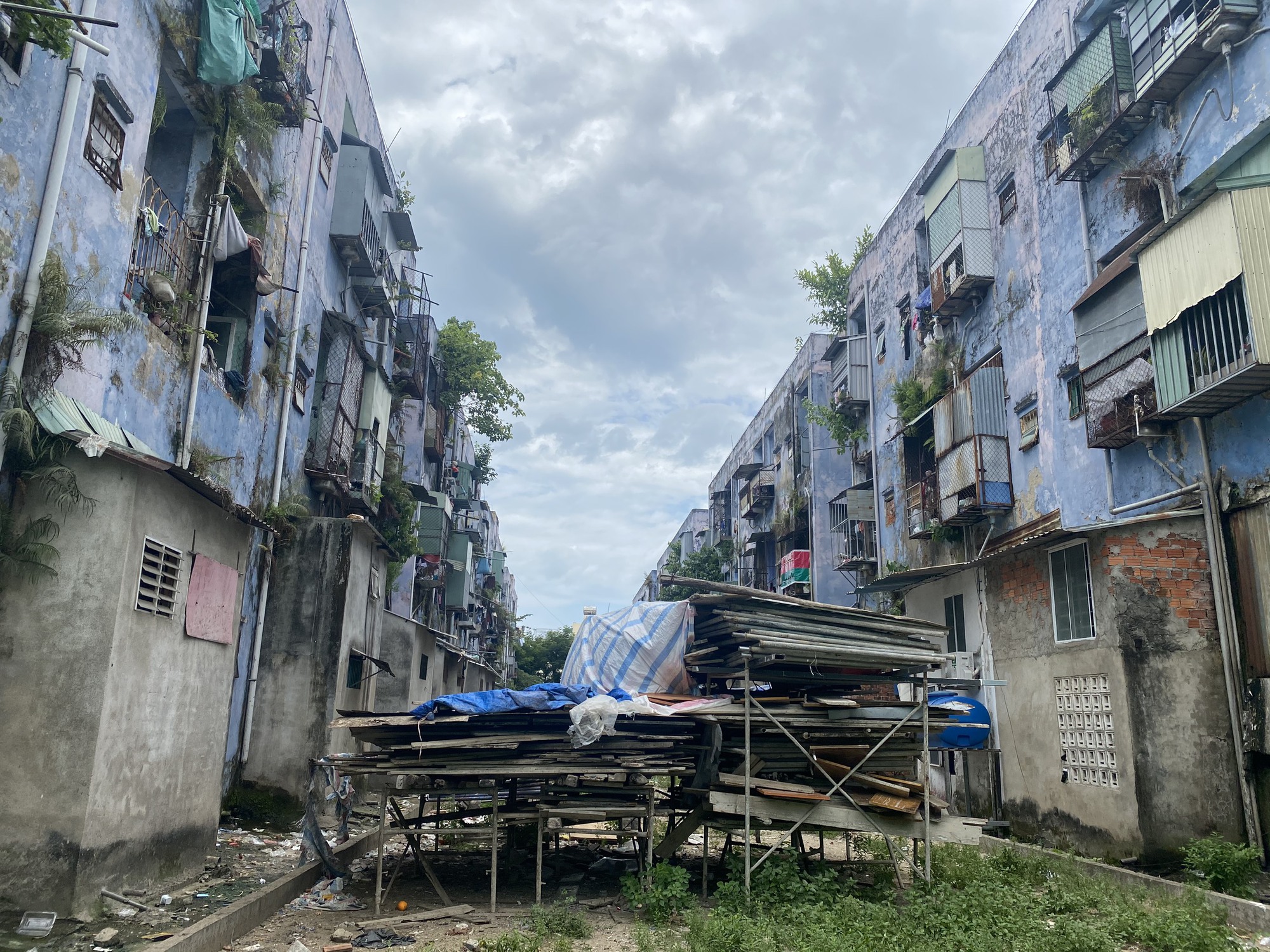 Cận cảnh chung cư ổ chuột ở Đà Nẵng - Ảnh 2.