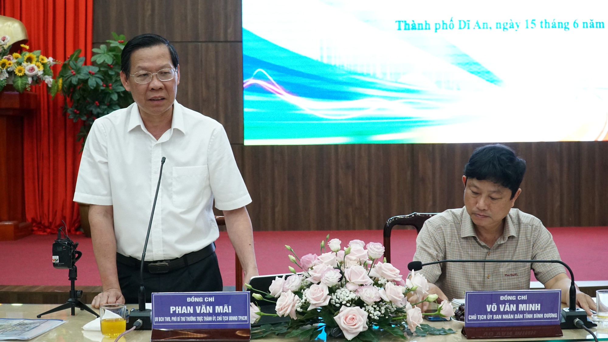 Chủ tịch UBND TP HCM và Bình Dương bàn về các dự án giao thông kết nối vùng - Ảnh 4. Chủ tịch UBND TP HCM và Bình Dương bàn về các dự án giao thông kết nối vùng - Ảnh 4.