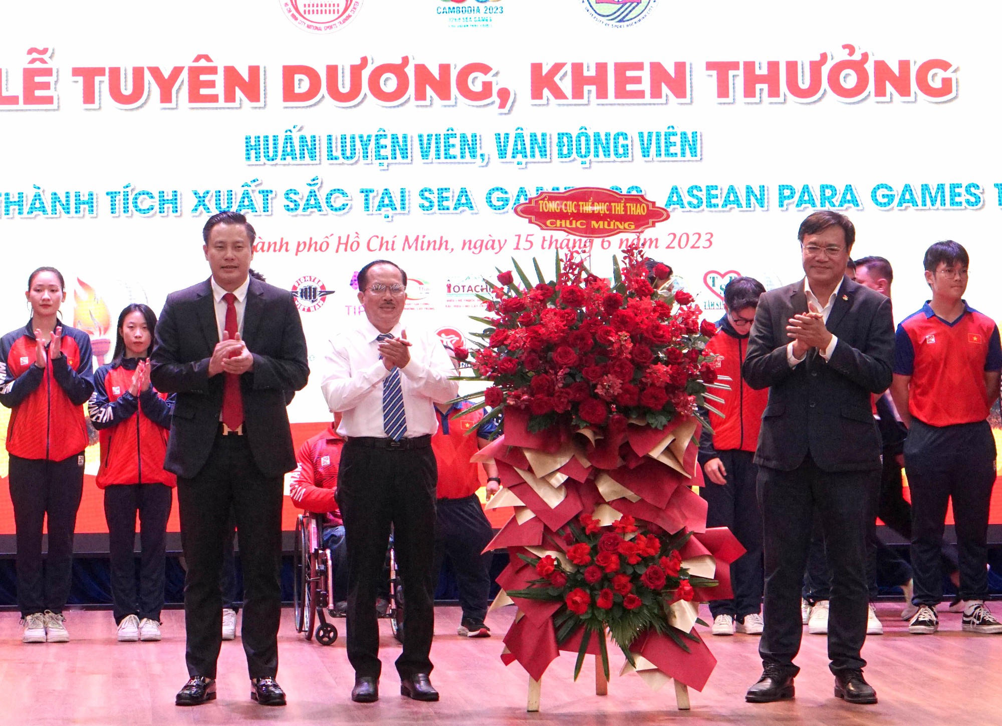 Tuyên dương HLV, VĐV dự SEA Games 32 và ASEAN Para Games 12 - Ảnh 2.