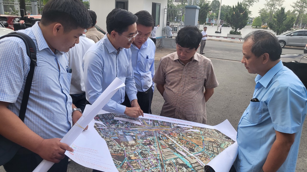 Chủ tịch UBND TP HCM và Bình Dương bàn về các dự án giao thông kết nối vùng - Ảnh 6. Chủ tịch UBND TP HCM và Bình Dương bàn về các dự án giao thông kết nối vùng - Ảnh 6.
