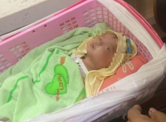Phát hiện bé sơ sinh bỏ trong giỏ nhựa - Ảnh 1.
