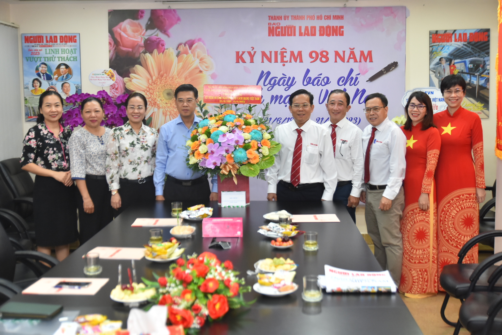 Lãnh đạo TP HCM thăm, chúc mừng Báo Người Lao Động - Ảnh 4. Lãnh đạo TP HCM thăm, chúc mừng Báo Người Lao Động - Ảnh 4.