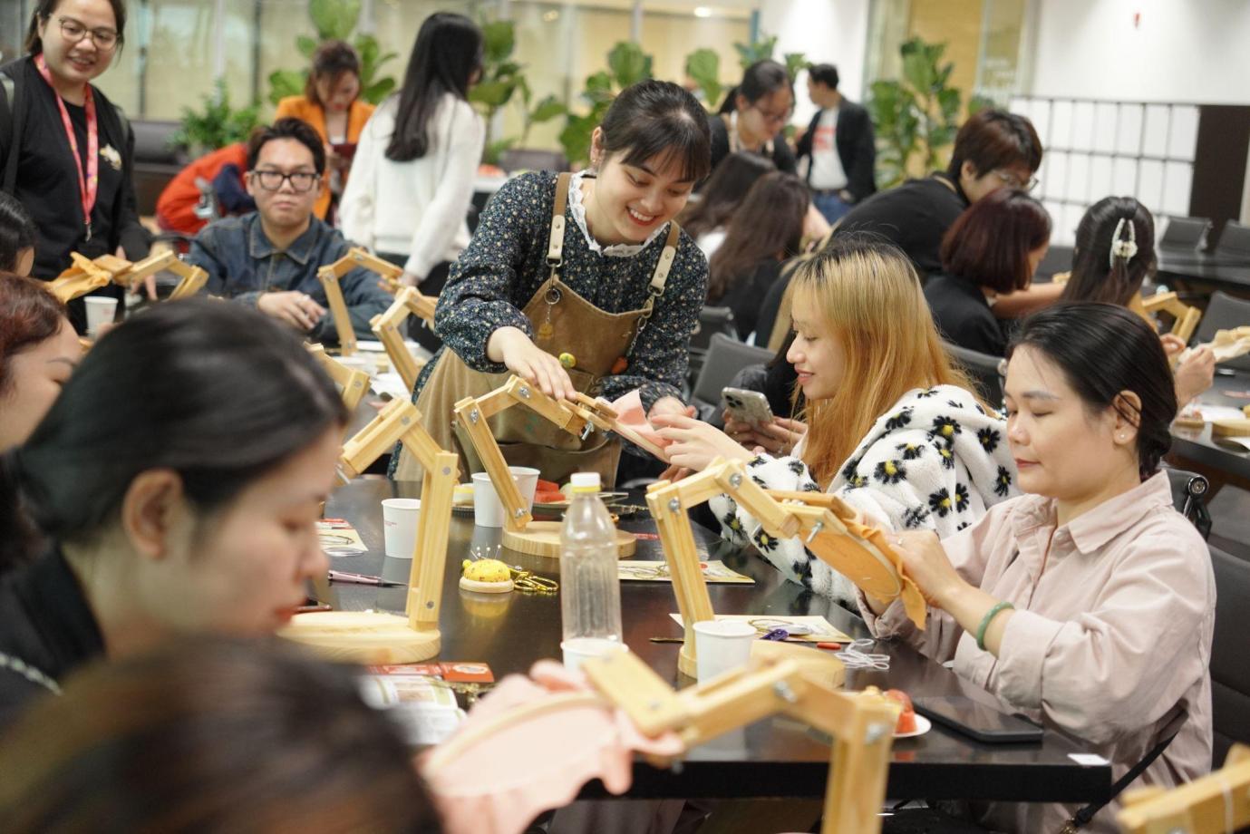 Від маленького куточка на горищі до першого магазину в торговому центрі - Фото 6. Từ góc nhỏ trên gác mái đến cửa hàng đầu tiên trong trung tâm thương mại - Ảnh 6.