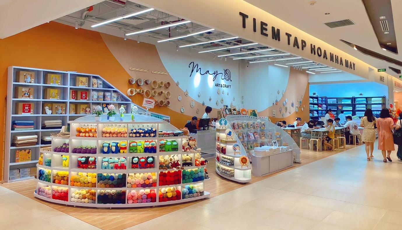 Від маленького куточка на горищі до першого магазину в торговому центрі - Фото 7. Từ góc nhỏ trên gác mái đến cửa hàng đầu tiên trong trung tâm thương mại - Ảnh 7.