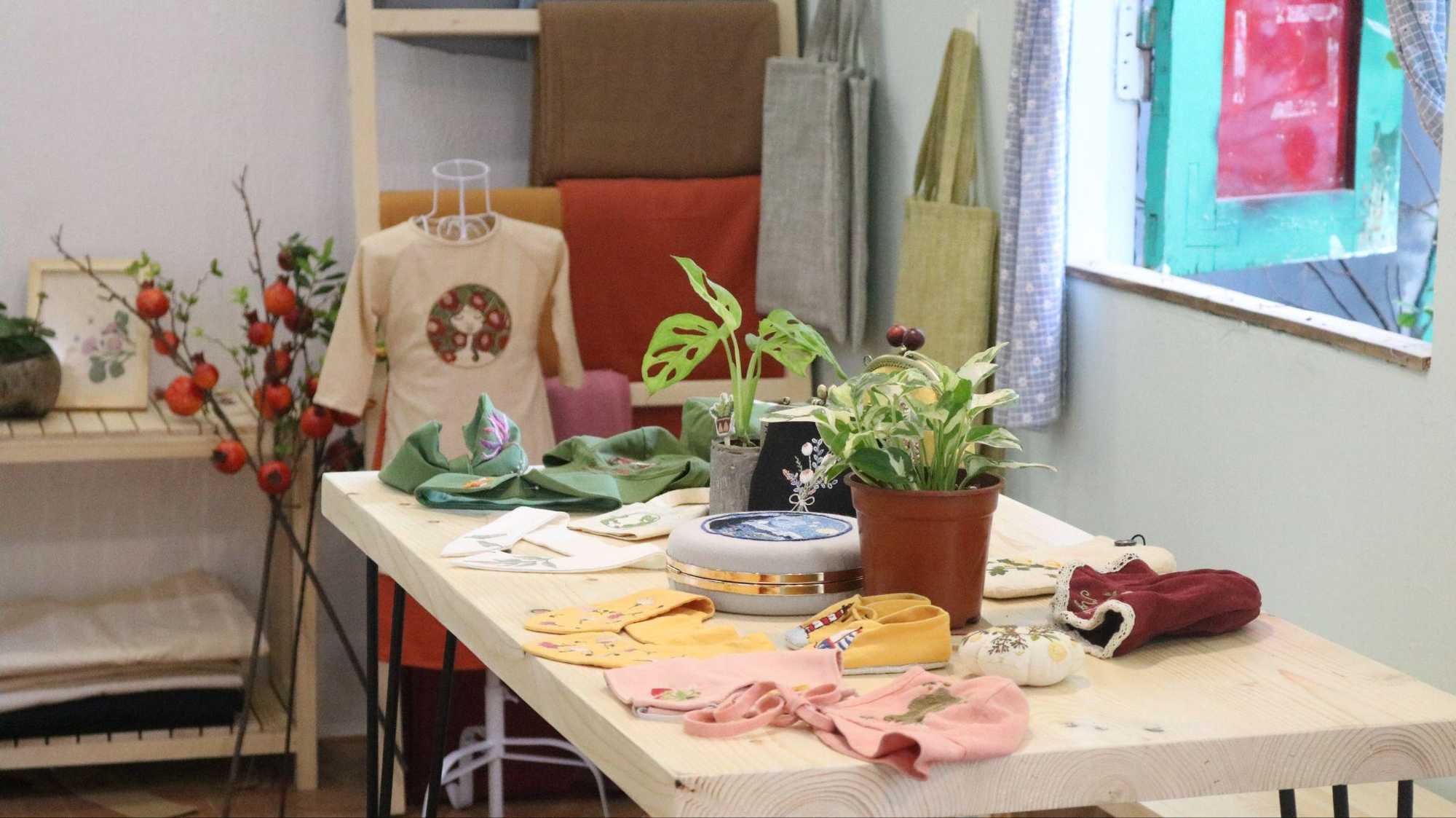 Від маленького куточка на горищі до першого магазину в торговому центрі - Фото 1. Từ góc nhỏ trên gác mái đến cửa hàng đầu tiên trong trung tâm thương mại - Ảnh 1.