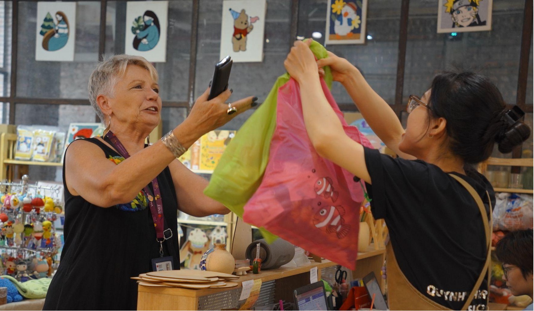 Від маленького куточка на горищі до першого магазину в торговому центрі - Фото 4. Từ góc nhỏ trên gác mái đến cửa hàng đầu tiên trong trung tâm thương mại - Ảnh 4.