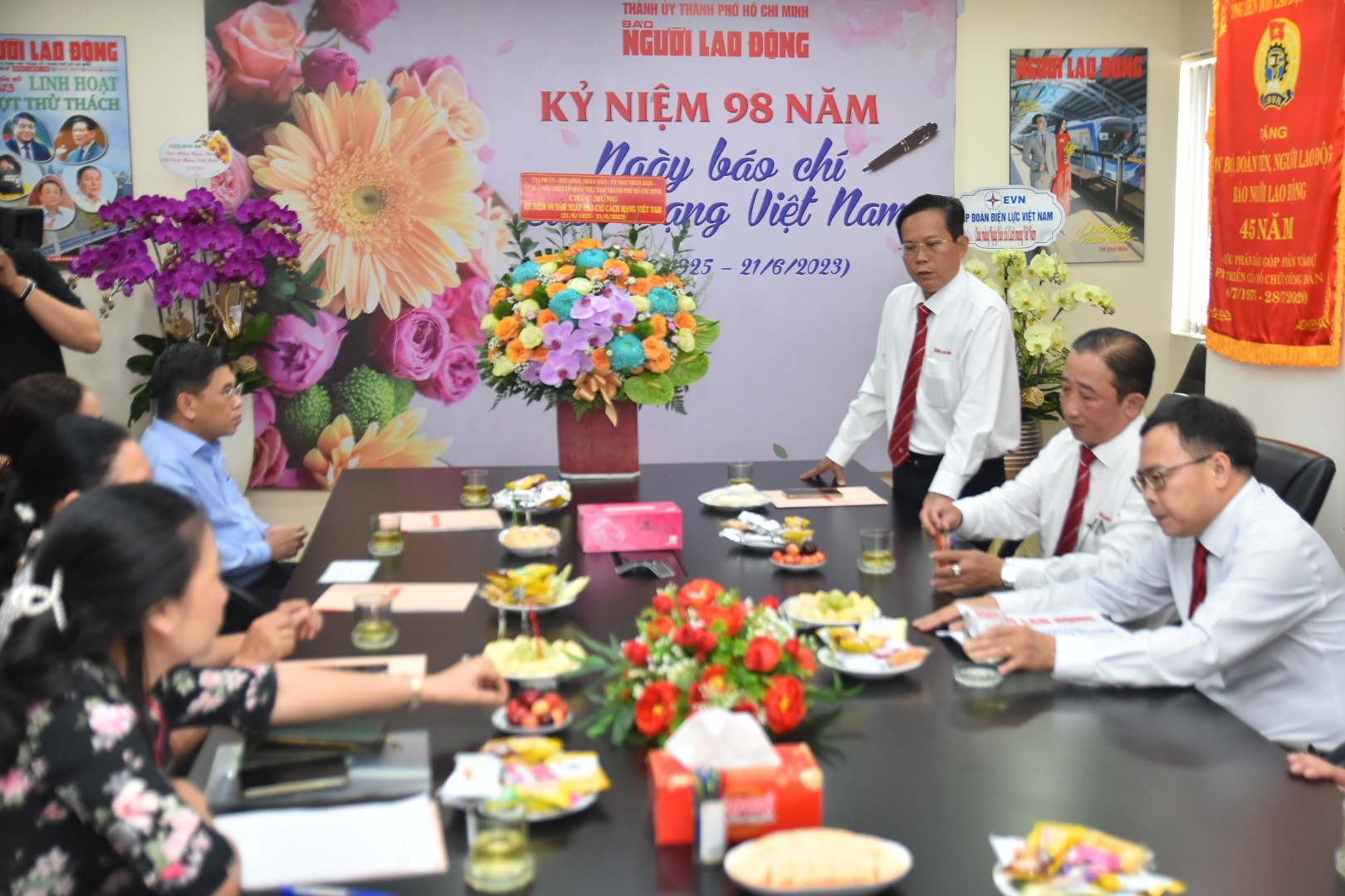 Lãnh đạo TP HCM thăm, chúc mừng Báo Người Lao Động - Ảnh 1. Lãnh đạo TP HCM thăm, chúc mừng Báo Người Lao Động - Ảnh 1.