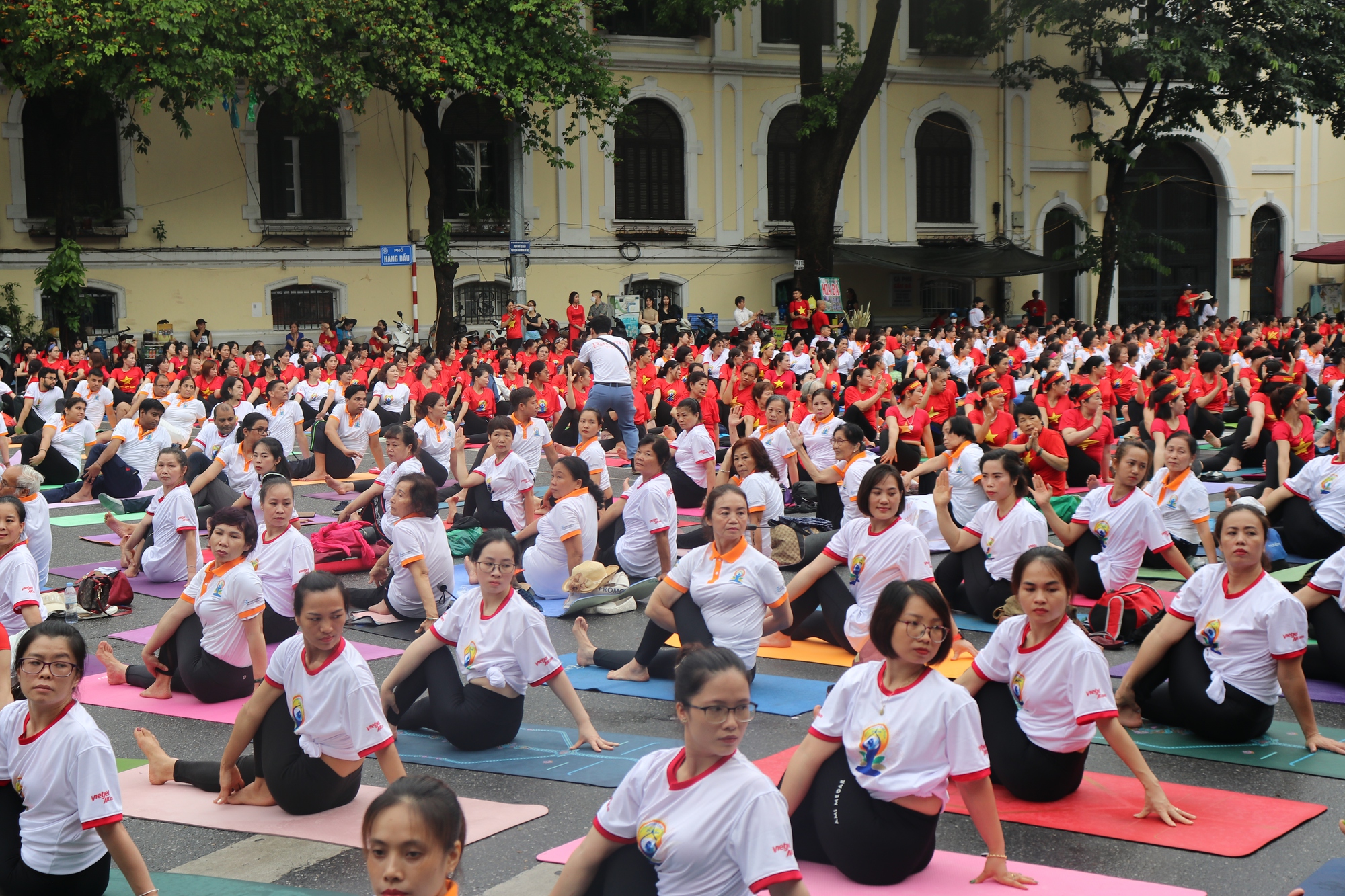 Hơn 1.000 người đồng diễn yoga gần Đền Bà Kiệu - Ảnh 10.