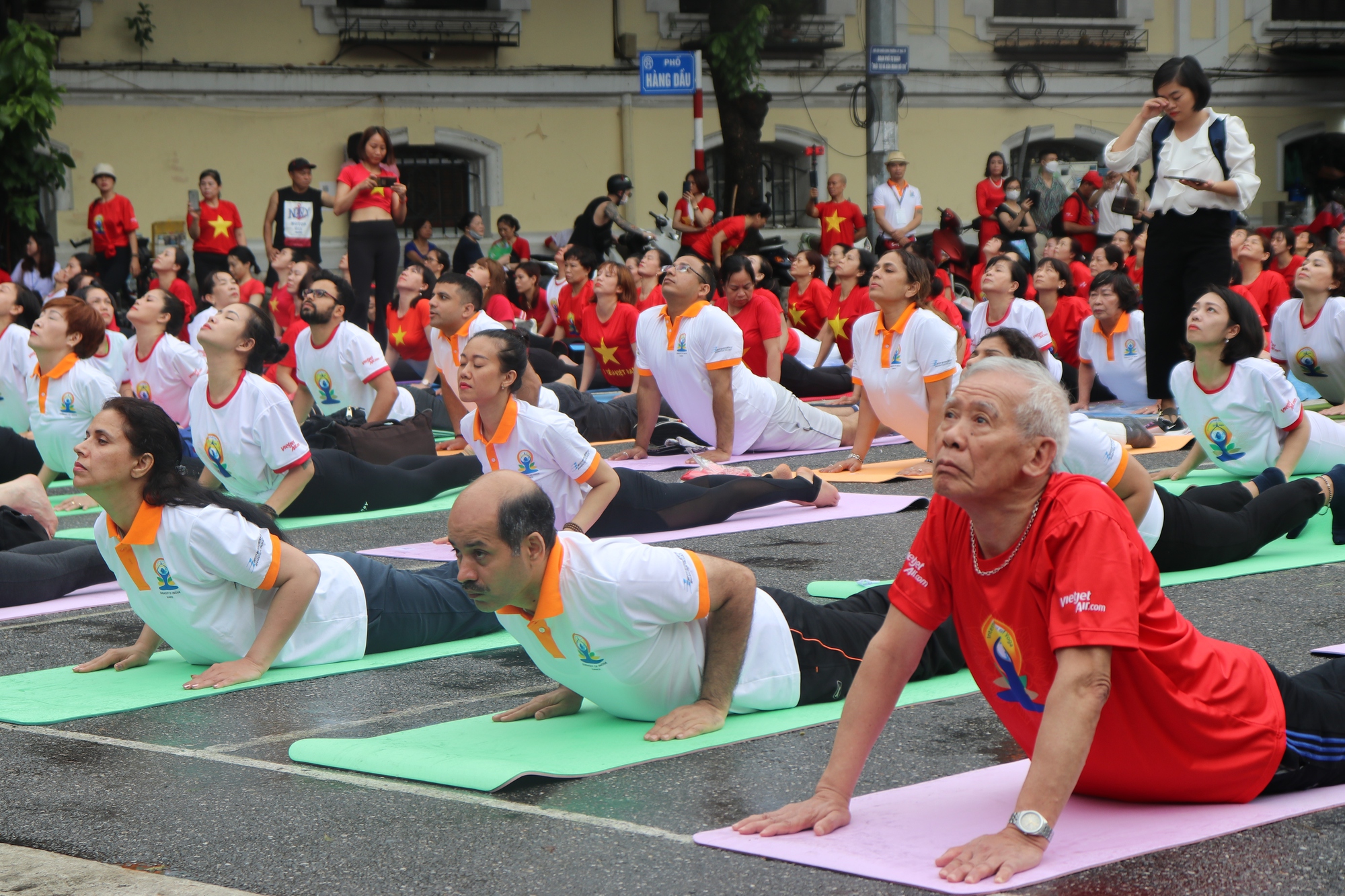 Hơn 1.000 người đồng diễn yoga gần Đền Bà Kiệu - Ảnh 8.